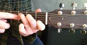 Một người có bàn tay nhỏ thì có thể chơi được đàn guitar không