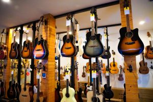 Nên mua đàn Guitar Việt Nam hay nước ngoài