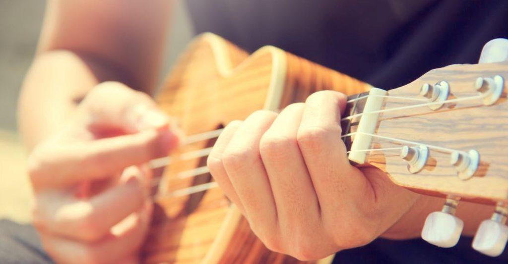 Học chơi đàn ukulele có khó không